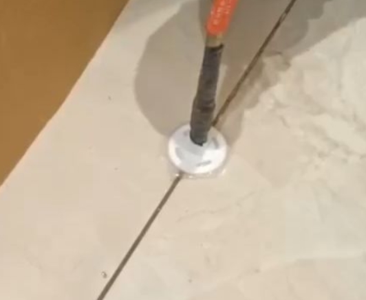 洱源瓷砖空鼓维修公司专业解答瓷砖在铺贴过程中，如果没有涂抹均匀到位的粘结材料（如水泥砂浆或瓷砖胶），可能会导致以下问题